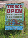 850567 Afbeelding van een uitklap-reclamebord van de Metaal Kathedraal met de tekst 'Terras Open - Circulair Landgoed', ...